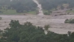 TVTNews 26 enchentes-no-texas-numero-de-mortos-sobe-para-82-as-autoridades-tem-emitido-alertas-para-que-comunidades-proximas-a-cursos-d'agua-no-texas-se-dirijam-a-locais-mais-altos-foto-reproducao-twitter-tvt-news