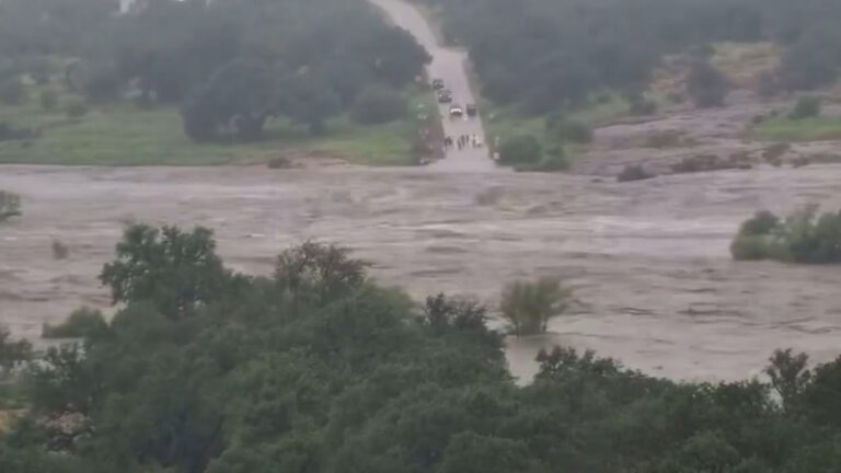 enchentes-no-texas-numero-de-mortos-sobe-para-82-as-autoridades-tem-emitido-alertas-para-que-comunidades-proximas-a-cursos-d'agua-no-texas-se-dirijam-a-locais-mais-altos-foto-reproducao-twitter-tvt-news
