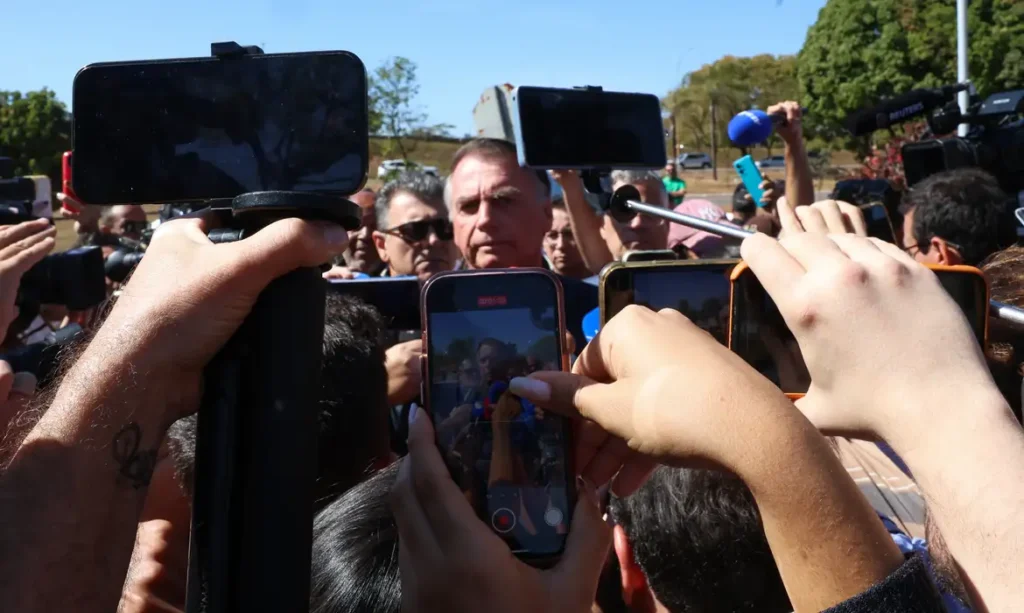 EUA revogam visto de Moraes, familiares e "aliados no STF" 3 bolsonaro-da-entrevista-apos-sair-da-pf-suprema-humilhacao-bolsonaro-ja-de-tornozeleira-diz-que-nunca-pensou-em-sair-do-pais-ou-se-asilar-em-embaixada-foto-antonio-cruz-agencia-brasil-foto-tvt-news-tarifa-tarifas-trump-eua