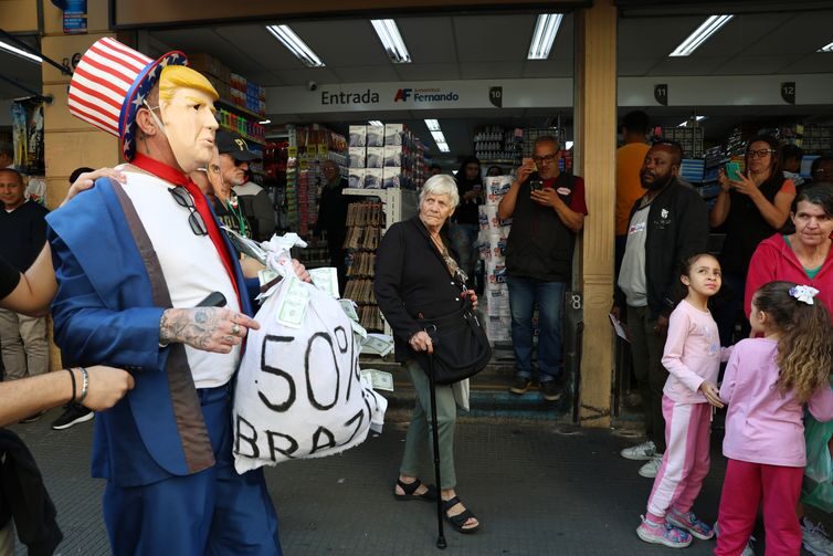 Ato de trabalhadores na 25 de Março repudia interferência de Trump 3 25 de marçoTrump