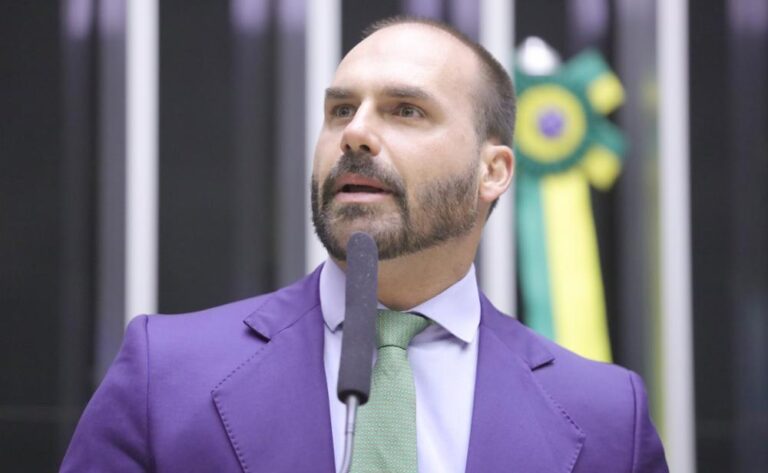 eduardo-bolsonaro-fala-que-moraes-dobrou-a-aposta-contra-o-pai-filho-do-ex-presidente-bolsonaro-eduardo-foto-mario-agra-camara-dos-deputados-tvt-news