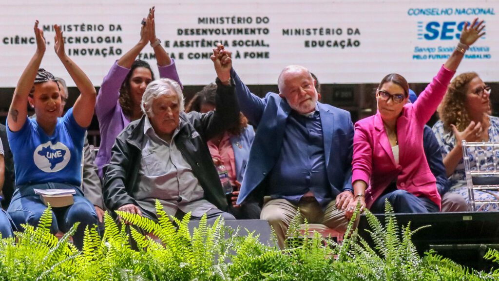 Lula participa do 60º Congresso da UNE nesta quinta-feira (17) 1 lula-participa-do-60-congresso-da-une-nesta-quinta-lula-e-mujica-durante-o-conune-em-2023-foto-ricardo-stuckert-pr-tvt-news