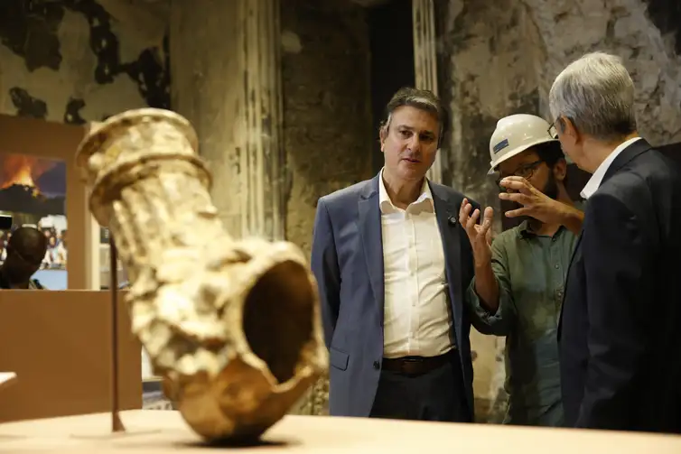 Museu Nacional reabre sete anos após incêndio. Veja fotos 5 Ministro da Educação, Camilo Santana visita a exposição temporária Entre Gigantes: uma Experiência no Museu Nacional - Foto: Fernando Frazão/Agência Brasil