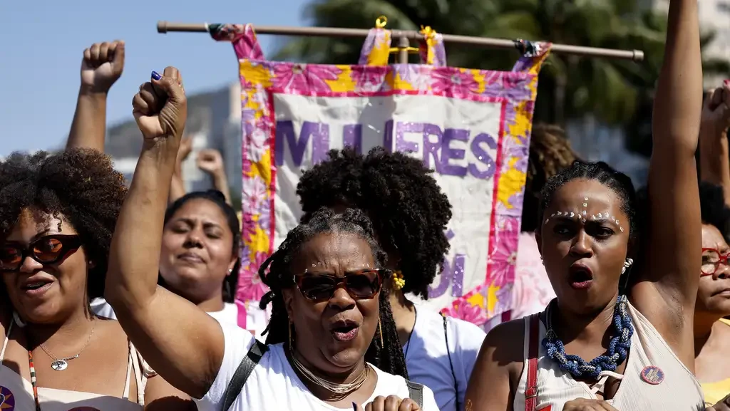 25 de julho é o Dia da Mulher Negra Latino-americana 3 25-de-julho-e-o-dia-da-mulher-negra-latino-americana-na-10a-marcha-das-mulheres-negras-do-rj-as-mulheres-negras-marcham-contra-o-racismo-e-pelo-bem-viver-foto-tania-rego-agencia-brasil-tvt-news