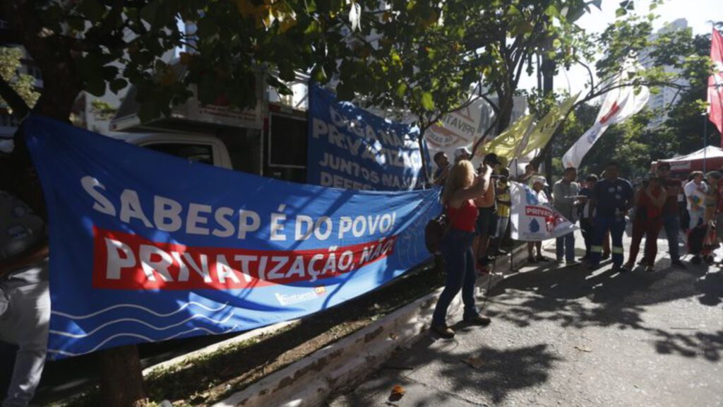 Após privatização, Sabesp registra mais receita, demissão e vazamentos 2 privatizacao-sabesp-mais-demissao-e-vazamentosmanifestacao-contra-a-privatizacao-da-sabesp-em-2024-na-camara-de-vereadores-de-sao-paulo-foto-paulo-pinto-agencia-brasil-tvt-news
