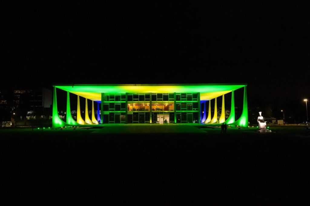 stf-publica-carta-em-resposta-a-trump-em-defesa-da-constituicao-da-democracia-e-da-justica-palacio-do-supremo-tribunal-federal-nas-cores-da-bandeira-do-brasil-foto-antonio-augusto-stf-tvt-news