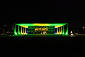 TVTNews 24 stf-publica-carta-em-resposta-a-trump-em-defesa-da-constituicao-da-democracia-e-da-justica-palacio-do-supremo-tribunal-federal-nas-cores-da-bandeira-do-brasil-foto-antonio-augusto-stf-tvt-news