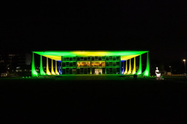 TVTNews 5 stf-publica-carta-em-resposta-a-trump-em-defesa-da-constituicao-da-democracia-e-da-justica-palacio-do-supremo-tribunal-federal-nas-cores-da-bandeira-do-brasil-foto-antonio-augusto-stf-tvt-news