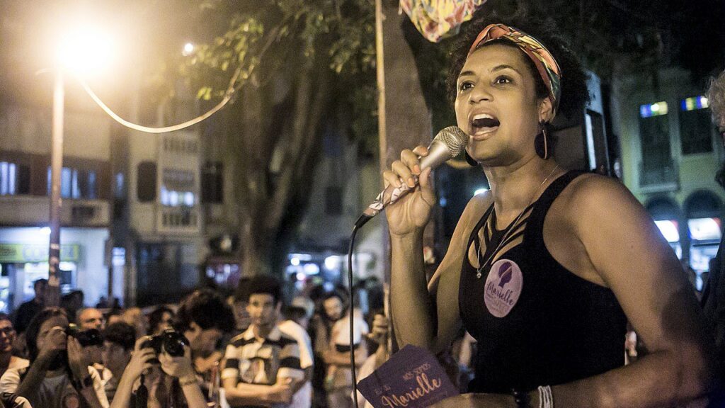 pesquisa-sobre-violencia-digital-contra-mulheres-negras-revela-uso-do-caso-marielle-como-intimidacao-pesquisa-do-instituto-marielle-franco-faz-panorama-de-como-funciona-a-violencia-digital-no-brasil-foto-midia-ninja-via-wikimedia-commons-tvt-news