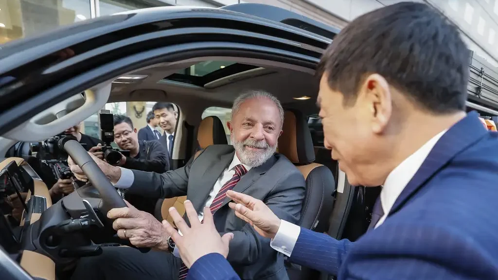 presidente-da-republica-luiz-inacio-lula-da-silva-durante-visita-aos-carros-da-gwm-pequim-china-foto-ricardo-stuckert-pr-tvt-news