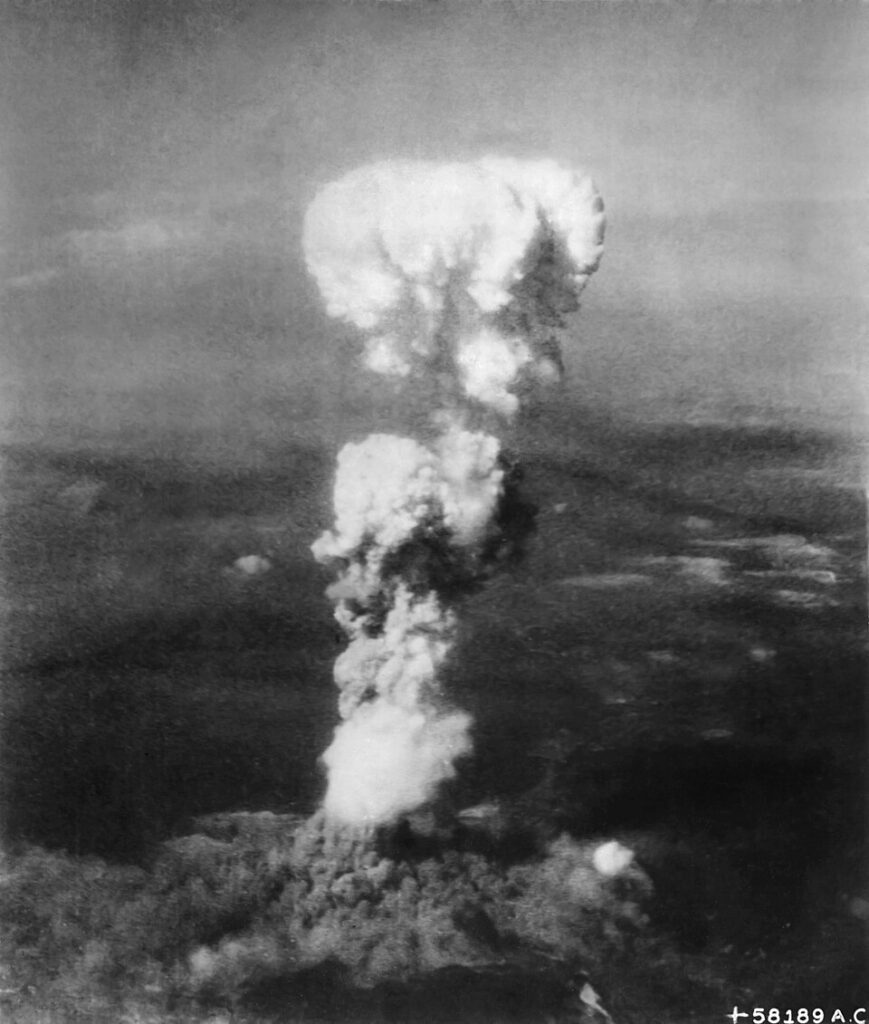 80 anos da bomba de Hiroshima: relembre a história 1 80-anos-da-bomba-de-hiroshima-relembre-a-historia-no-momento-em-que-esta-foto-foi-tirada-a-fumaca-subia-20-000-pes-acima-de-hiroshima-enquanto-a-fumaca-da-explosao-da-primeira-bomba-atomica-se-espalhava-por-10-000-pes-no-alvo-na-base-da-coluna-ascendente-seis-avioes-do-509-grupo-composto-participaram-desta-missao-um-para-transportar-a-bomba-um-para-fazer-medicoes-cientificas-da-explosao-e-o-terceiro-para-tirar-fotografias-os-outros-voaram-aproximadamente-uma-hora-a-frente-para-atuar-como-batedores-meteorologicos-em-08-06-1945-o-mau-tempo-desqualificaria-um-alvo-pois-os-cientistas-insistiram-em-uma-entrega-visual-o-alvo-primario-era-hiroshima-o-secundario-era-kokura-e-o-terciario-era-nagasaki-imagem-nara-wikimedia-commons-tvt-news