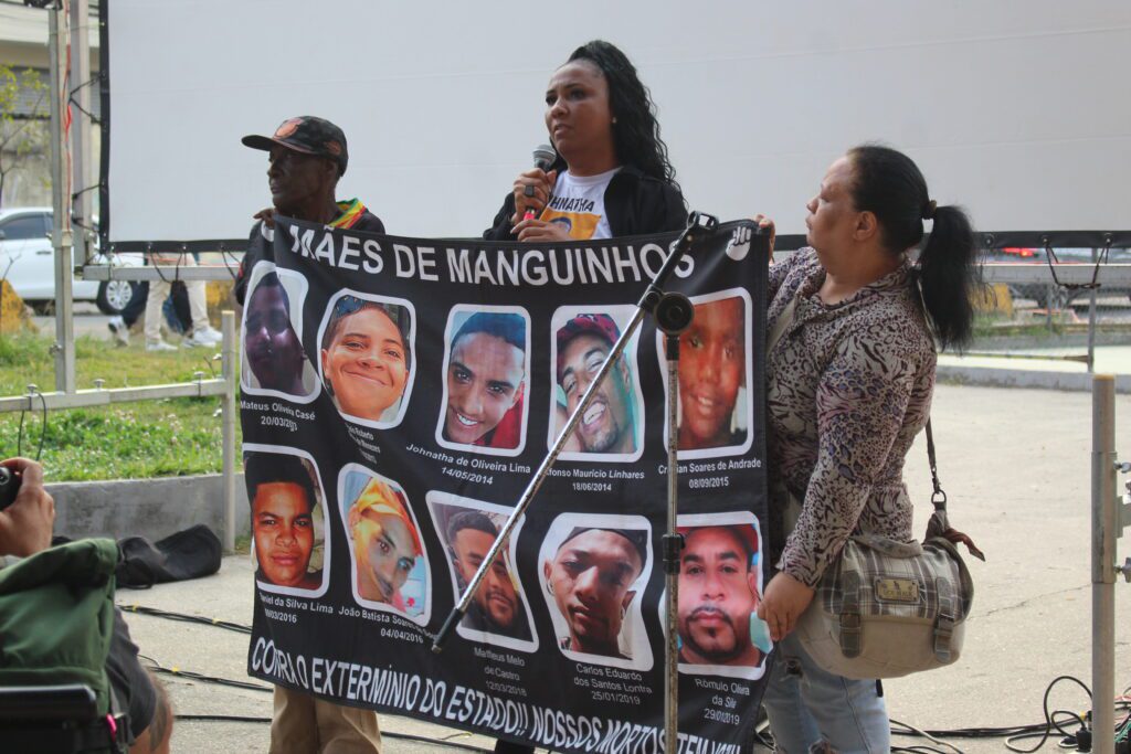 ‘As lágrimas param, mas não secam’: Mães de Osasco e Barueri fazem ato por memória e justiça 2 chacina-osasco-e-barueri-maes-fazem-ato-por-memoria-o-movimento-de-manguinhos-do-rio-de-janeiro-reune-maes-de-filhos-encarcerados-ou-mortos-pelo-estado-foto-rebeca-de-avila-tvt-news