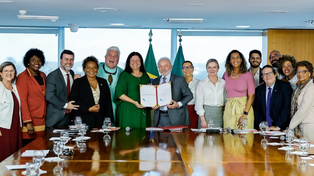 Leis de valorização do carnaval carioca e da Axé Music são sancionadas por Lula 1 lula-durante-sancao-projetos-palacio-planalto-carnaval-carioca-axe-music-ricardo-stuckert-pr-tvt-news
