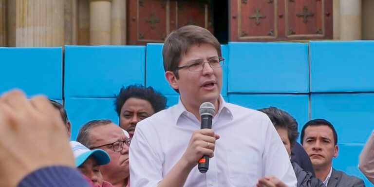 morre-miguel-uribe-pre-candidato-a-presidencia-da-colombia-baleado-em-comicio-miguel-uribe-tinha-39-anos-e-pertencia-a-direita-colombiana-foto-luigi-venegas-wikimedia-commons-tvt-news