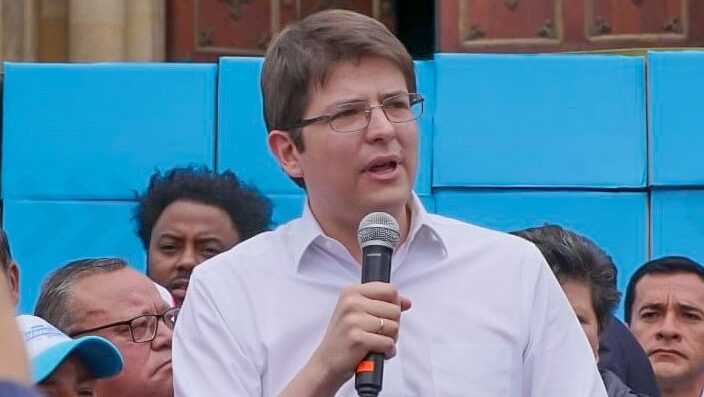 morre-miguel-uribe-pre-candidato-a-presidencia-da-colombia-baleado-em-comicio-miguel-uribe-tinha-39-anos-e-pertencia-a-direita-colombiana-foto-luigi-venegas-wikimedia-commons-tvt-news