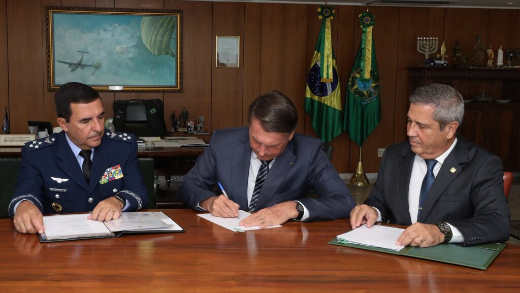 mensagens-no-celular-bolsonaro-queria-seguir-no-poder-afirma-assessor-de-braga-netto-mensagens-no-celular-de-assessor-de-braga-netto-reforcam-tese-do-stf-que-bolsonaro-nao-aceitou-resultado-das-eleicoes-foto-clauber-cleber-caetano-tvt-news