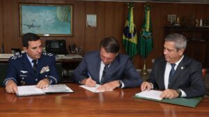 mensagens-no-celular-bolsonaro-queria-seguir-no-poder-afirma-assessor-de-braga-netto-mensagens-no-celular-de-assessor-de-braga-netto-reforcam-tese-do-stf-que-bolsonaro-nao-aceitou-resultado-das-eleicoes-foto-clauber-cleber-caetano-tvt-news