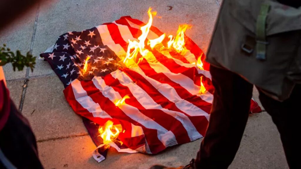 trump-assina-ordem-executiva-processar-quem-queimar-bandeira-eua-reproducao-fire-tvt-news