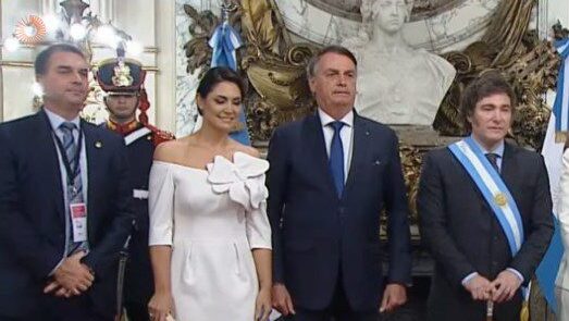 moraes-da-48h-para-bolsonaro-explicar-documento-com-pedido-de-asilo-familia-bolsonaro-esteve-na-posse-de-milei-argentina-estava-nos-planos-de-fuga-foto-reproducao-redes-sociais-poder-360-tvt-news