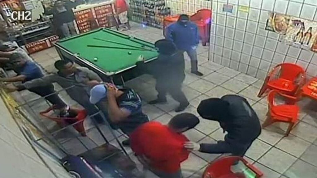 ‘As lágrimas param, mas não secam’: Mães de Osasco e Barueri fazem ato por memória e justiça 3 chacina-osasco-e-barueri-maes-fazem-ato-por-memoria-cameras-de-seguranca-registraram-um-ataque-em-um-bar-em-barueri-foto-reproducao-tvt-news