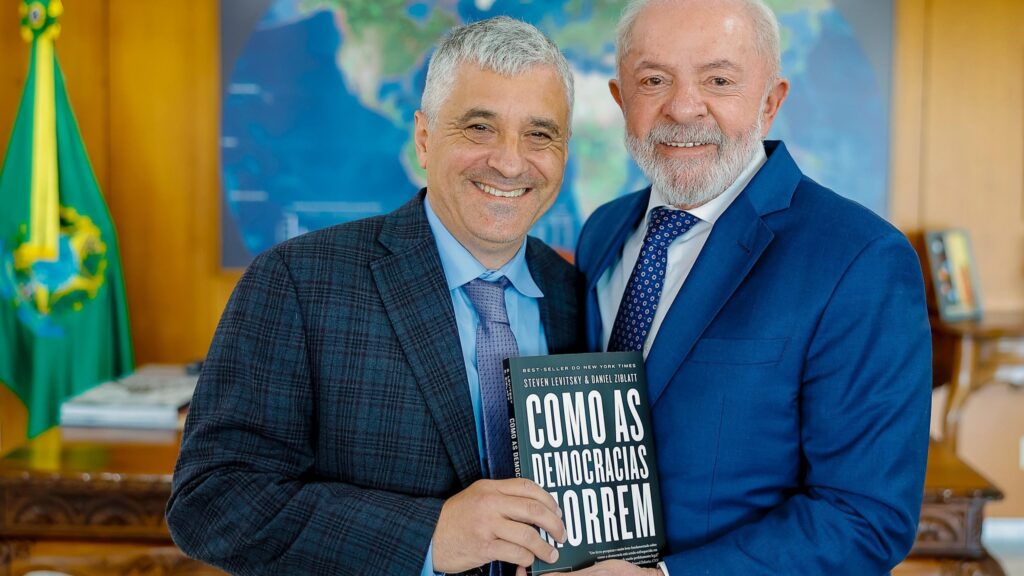 autor-do-livro-como-as-democracias-morrem-se-encontra-com-lula-presidente-da-republica-luiz-inacio-lula-da-silva-durante-encontro-com-o-professor-steven-levitsky-da-harvard-university-palacio-do-planalto-brasilia-df-foto-ricardo-stuckert-pr-tvt-news