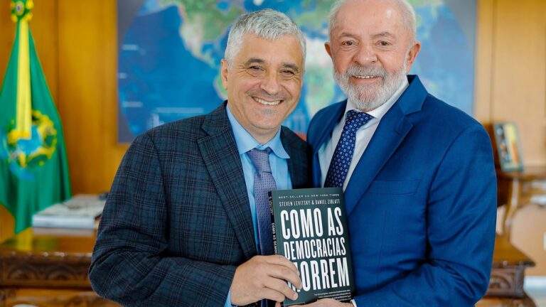 autor-do-livro-como-as-democracias-morrem-se-encontra-com-lula-presidente-da-republica-luiz-inacio-lula-da-silva-durante-encontro-com-o-professor-steven-levitsky-da-harvard-university-palacio-do-planalto-brasilia-df-foto-ricardo-stuckert-pr-tvt-news