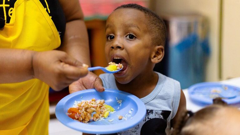 brasil-quer-erradicar-a-fome-em-novo-projeto-crianca-se-alimentando-na-escola-foto-lyon-santos-mds-tvt-news