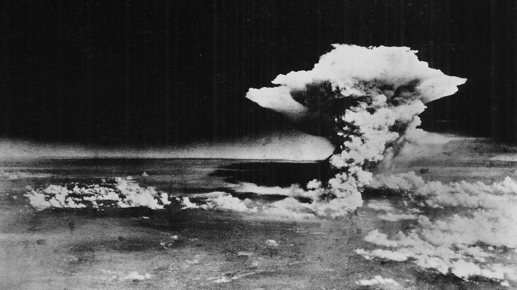 80-anos-da-bomba-de-hiroshima--relembre-a-historia--imagem-da-nuvem-atomica-de-hiroshima--que-se-acredita-ter-sido-formada-cerca-de-30-minutos-apos-a-detonacao--foto--wiki-commons-reproducao-tvt-news