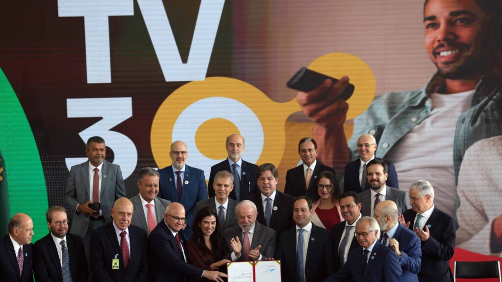 TV 3.0 é a TV do futuro; conheça a nova geração da televisão aberta do Brasil 1 tv-3-0-e-a-tv-do-futuro-conheca-a-nova-geracao-da-televisao-aberta-do-brasil-lula-assina-decreto-da-tv-3-0-novo-sistema-deve-comecar-em-2026-foto-jose-cruz-agencia-brasil-tvt-news