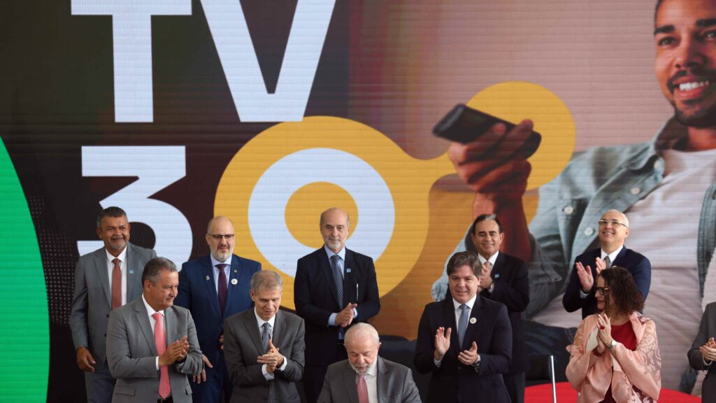 tv-3-0-e-a-tv-do-futuro-conheca-a-nova-geracao-da-televisao-aberta-do-brasil-lula-assina-decreto-da-tv-3-0-novo-sistema-deve-comecar-em-2026-foto-jose-cruz-agencia-brasil-tvt-news
