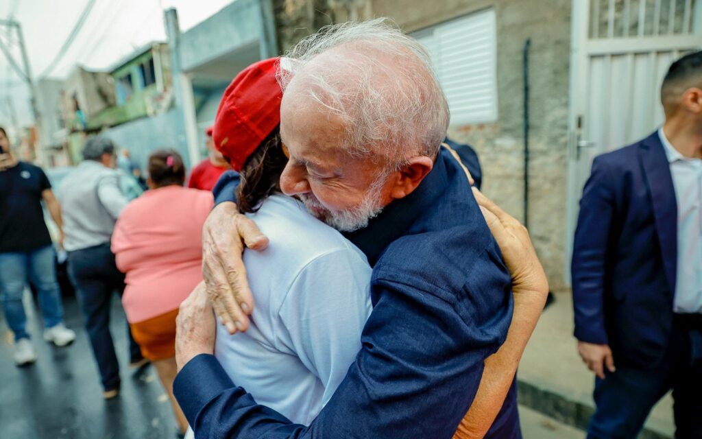 quaest-lula-ganha-no-2º-turno-contra-todos-os-candidatos-de-direita-ou-centrao-presidente-lula-abracando-eleitor-foto-ricardo-stuckert-pr-tvt-news