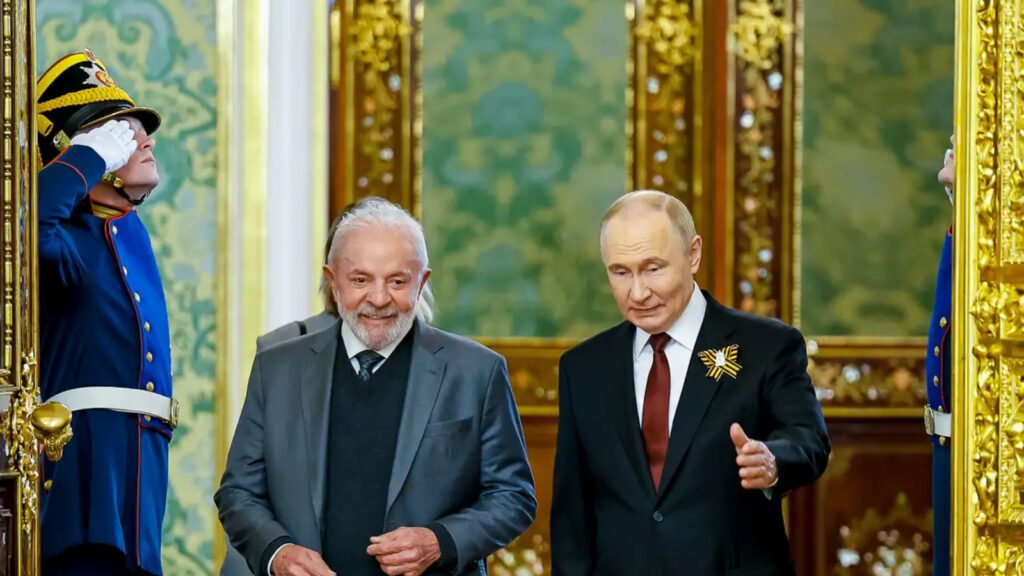 lula-recebe-ligacao-de-putin-para-conversa-sobre-ucrania-e-brics-lula-e-putin-no-jantar-oferecido-pelo-presidente-russo-em-maio-de-2025-foto-ricardo-stuckert-pr-tvt-news