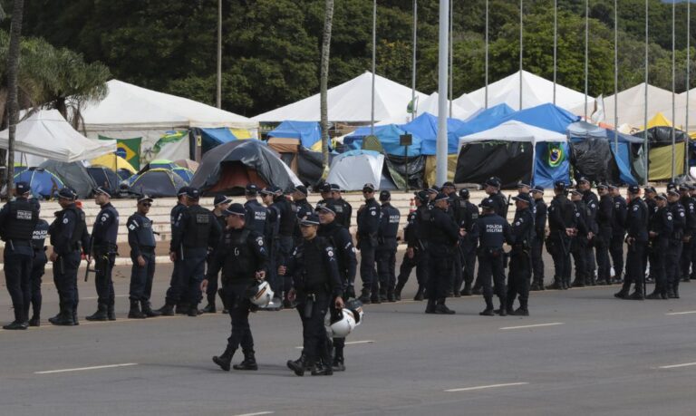 pgr-denuncia-casal-que-arrecadou-r-1-milhao-para-acampamento-golpista--bolsonaristas-acampavam-na-frente-dos-quarteis-pedindo-intervencao-militar--foto--marcello-casal-jr-agencia-brasil-tvt-news