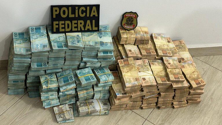 prefeito-de-sao-bernardo-e-afastado-apos-investigacao-da-pf-por-corrupcao--a-pf-apreendeu-r-400-mil-em-dinheiro-na-casa-de-um-dos-investigados--foto--policia-federal-reproducao-tvt-news
