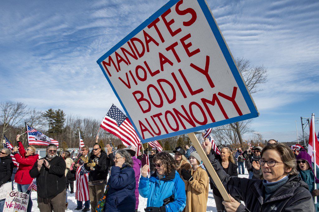 Cruzada antivacina do governo Trump aprofunda crise na saúde dos EUA 2 comício-no-maine-contra-a-obrigatoriedade-da-vacina-tratamentos-contra-a-covid-19-em-2022-foto-joseph-prezioso-afp-tvt-news