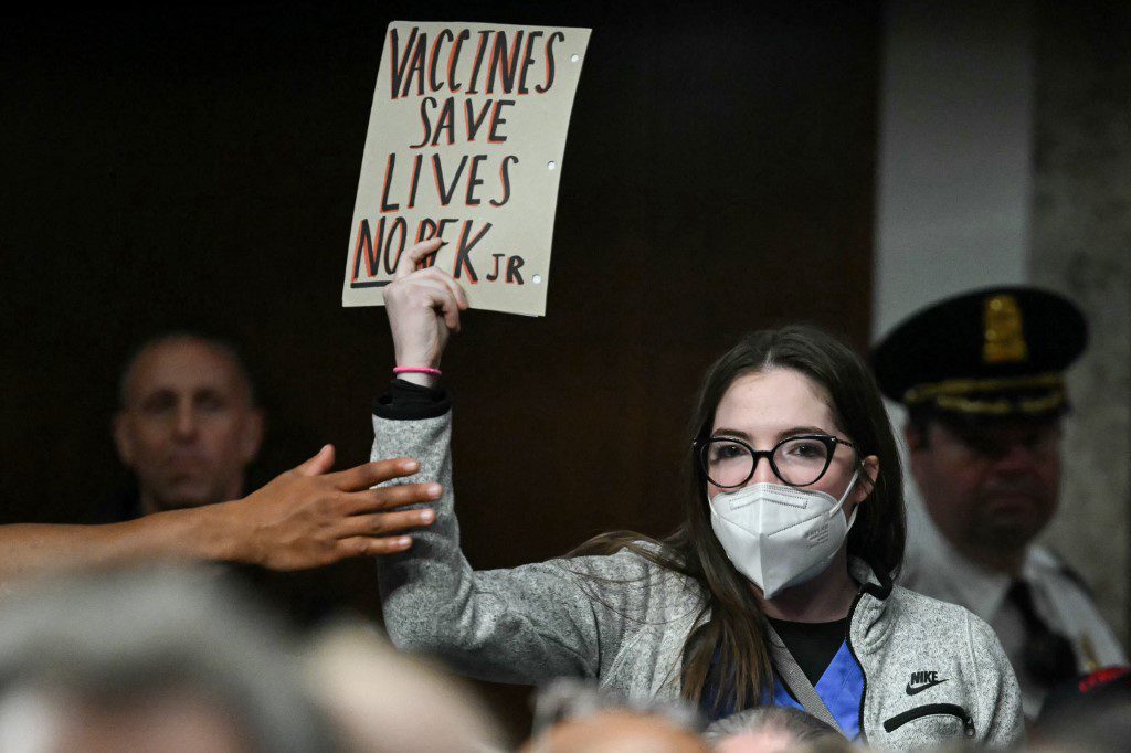 Cruzada antivacina do governo Trump aprofunda crise na saúde dos EUA 3 manifestante-segura-um-cartaz-com-os-dizeres-vacinas-salvam-vidas-robert-f-kennedy-jr-nao-durante-audiencia-no-senado-em-washington-dc-foto-andrew-caballero-reynolds-afp-tvt-news