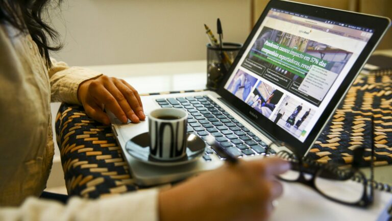 home-office-facilita-a-conciliacao-do-trabalho-profissional-com-as-funcoes-domesticas-para-mulheres-foto-marcelo-camargo-agencia-brasil-tvt-news