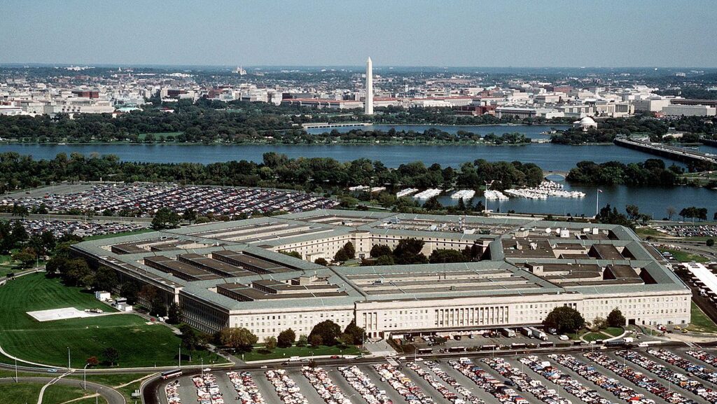 pentagono-exige-que-jornalistas-submetam-reportagens-ao-governo-trump-o-pentagono-visto-a-nordeste-com-o-rio-potomac-e-o-monumento-a-washington-ao-longe-foto-forca-aerea-dos-eua-tvt-news