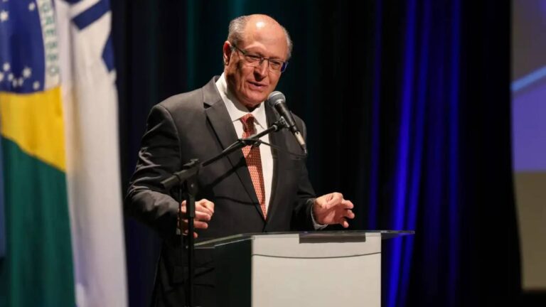 boa-quimica-entre-presidentes-vai-ajudar-no-tarifaco-diz-alckmin-dos-10-produtos-que-os-estados-unidos-mais-exportam-para-o-brasil-oito-tem-tarifa-e-zero-lembrou-alckmin-foto-tomaz-silva-agenciabrasil-tvt-news