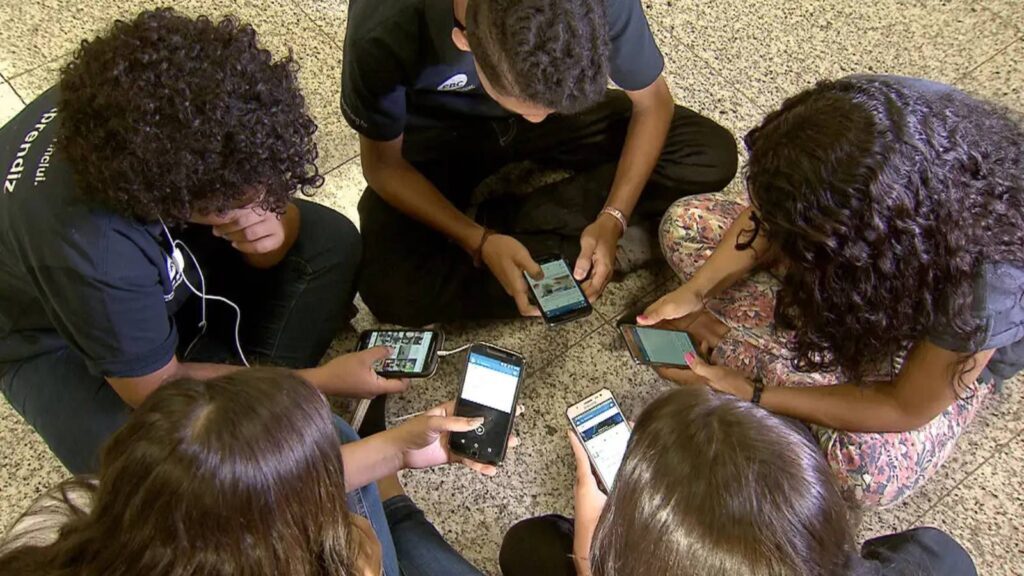 pesquisa-mostra-avanco-em-salas-de-aula-com-proibicao-de-celulares-77-dos-gestores-e-65-dos-professores-relataram-diminuicao-do-bullying-virtual-foto-arquivo-ebc-tvt-news
