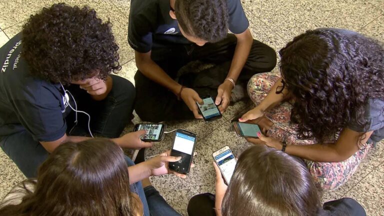pesquisa-mostra-avanco-em-salas-de-aula-com-proibicao-de-celulares-77-dos-gestores-e-65-dos-professores-relataram-diminuicao-do-bullying-virtual-foto-arquivo-ebc-tvt-news