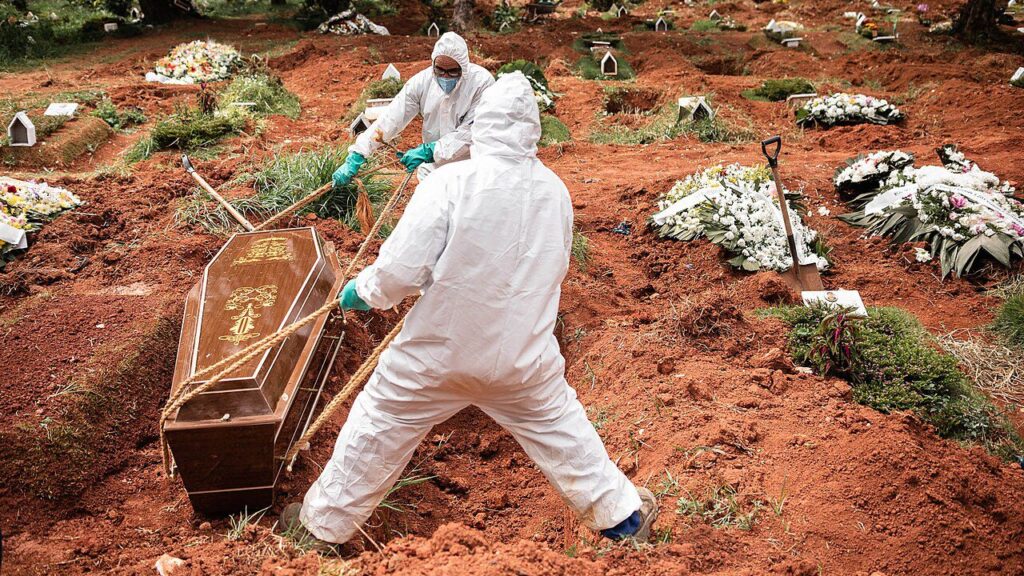 dino-autoriza-inquerito-contra-bolsonaro-por-gestao-da-pandemia-coveiros-com-protecao-contra-contaminacao-enterram-o-corpo-de-um-homem-morto-por-suspeita-de-covid-19-no-cemiterio-da-vila-alpina-zona-leste-de-sao-paulo-o-ministro-flavio-dino-do-stf-autorizou-a-abertura-de-inquerito-da-pf-para-investigar-a-conduta-do-ex-presidente-jair-bolsonaro-seus-tres-filhos-e-outros-20-aliados-durante-a-pandemia-da-covid-19-foto-gustavo-basso-tvt-news