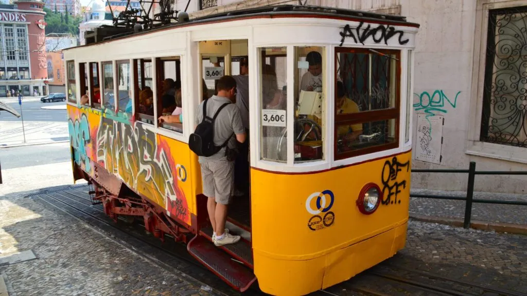 brasileiro-esta-entre-os-feridos-do-descarrilamento-do-elevador-da-gloria-em-lisboa-elevador-da-gloria-foto-manuel-menal-wiki-commons-tvt-news