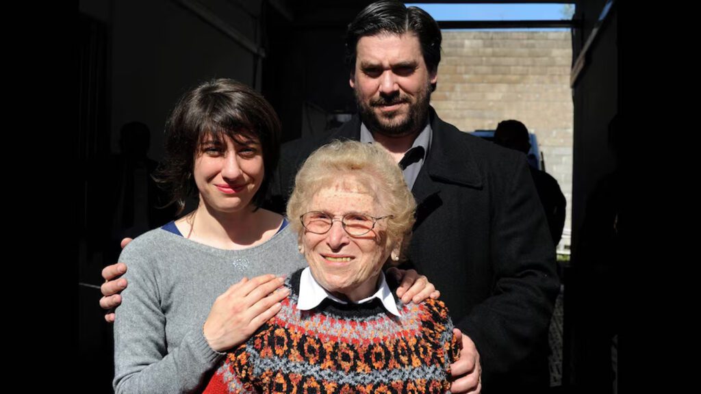 Morre Rosa Roisinblit, cofundadora das Avós da Praça de Maio, aos 106 anos 1 rosa-roisinblit-com-seus-netos-mariana-guillermo-telam-tvt-news