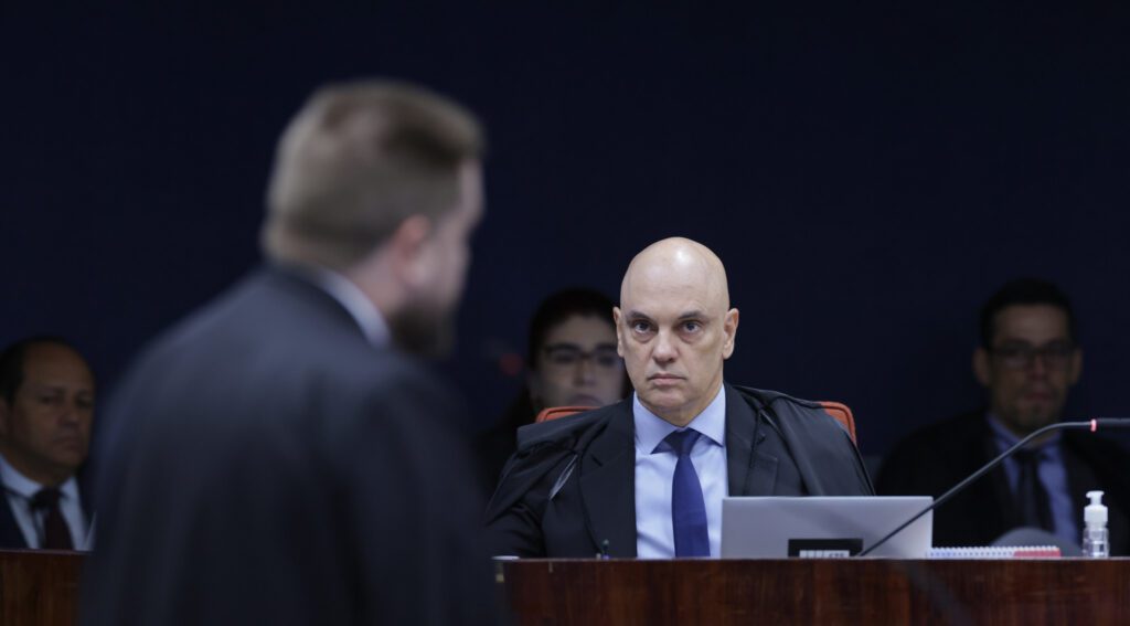Resumo do segundo dia do julgamento de Bolsonaro: militares no banco dos réus 2 julgamento-de-bolsonaro-ao-vivo-acompanhe-o-segundo-dia-com-militares-no-banco-dos-reus-advogado-do-general-augusto-heleno-reclama-da-quantidade-de-perguntas-feitas-por-alexandre-de-moraes-a-quem-acusa-de-inquisidor-foto-rosinei-coutinho-stf-tvt-news
