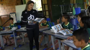 dia-da-alfabetizacao-expoe-desafios-no-brasil-apesar-de-avancos-recentes-a-professora-pamela-gonsalves-atua-com-criancas-da-vila-dos-pescadores-de-ajuruteua-na-alfamangue-atividade-de-alfabetizacao-baseada-na-tematica-do-manguezal-do-projeto-mangues-da-amazonia-foto-fernando-frazao-agencia-brasil-tvt-news-pnd-prova-nacional-docente