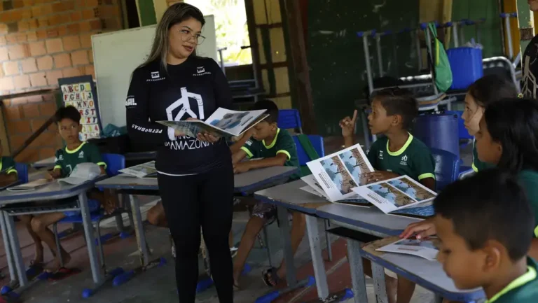 TVTNews 10 dia-da-alfabetizacao-expoe-desafios-no-brasil-apesar-de-avancos-recentes-a-professora-pamela-gonsalves-atua-com-criancas-da-vila-dos-pescadores-de-ajuruteua-na-alfamangue-atividade-de-alfabetizacao-baseada-na-tematica-do-manguezal-do-projeto-mangues-da-amazonia-foto-fernando-frazao-agencia-brasil-tvt-news-pnd-prova-nacional-docente