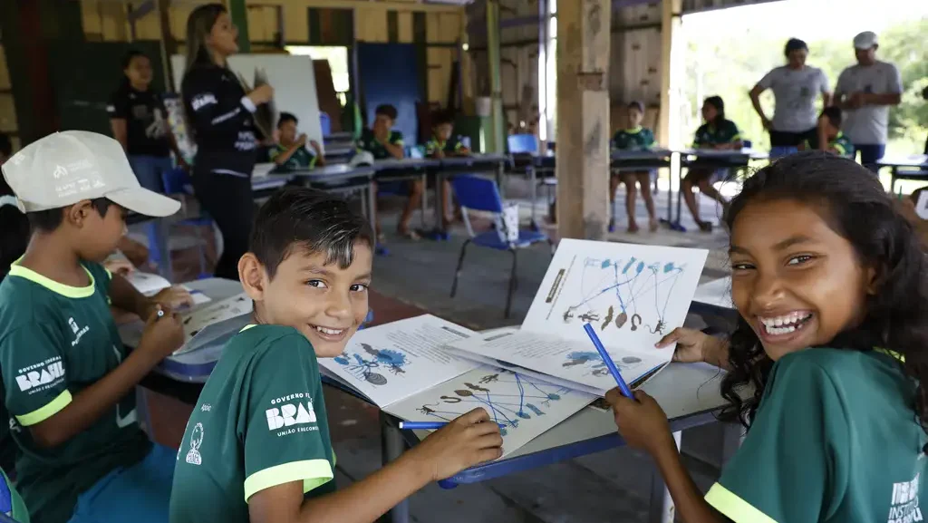 Dia da Alfabetizacao expõe desafios no Brasil, apesar de avanços recentes 4 dia-da-alfabetizacao-expoe-desafios-no-brasil-apesar-de-avancos-recentes-criancas-da-vila-dos-pescadores-de-ajuruteua-participam-da-alfamangue-atividade-de-alfabetizacao-baseada-na-tematica-do-manguezal-do-projeto-mangues-da-amazonia-na-area-da-reserva-extrativista-marinha-de-caete-taperacu-foto-fernando-frazao-agencia-brasil-tvt-news