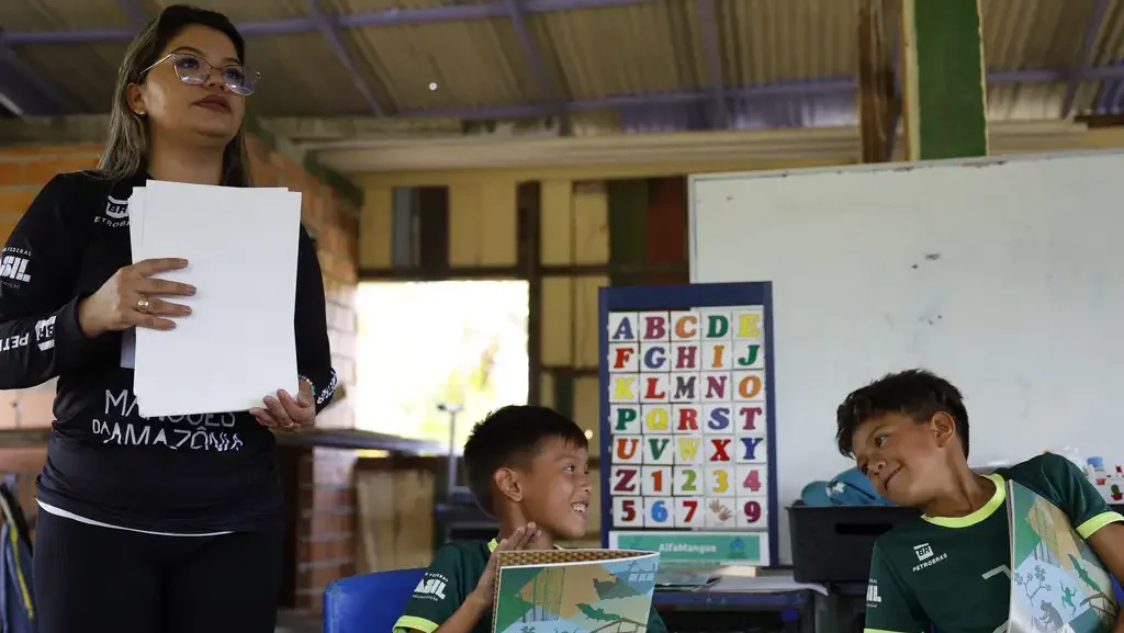Dia da Alfabetizacao expõe desafios no Brasil, apesar de avanços recentes 6 A professora Pamela Gonsalves atua com crianças da Vila dos Pescadores de Ajuruteua na Alfamangue, atividade de alfabetização baseada na temática do manguezal do Projeto Mangues da Amazônia. Foto: Fernando Frazão/Agência Brasil