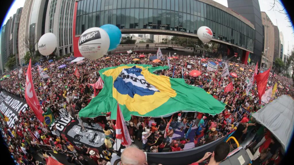 milhares-as-ruas-atos-contra-blindagem-e-anistia-bandeira-gigante-do-brasil-e-referencia-a-defesa-da-soberania-nacional-contra-o-governo-donald-trump-foto-paulo-pinto-agencia-brasil-tvt-news